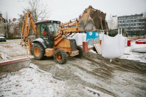 02.12.2020 Kielce. Budowa kompleksu boisk przy Szkole Podstawowej nr 25 w Kielcach / Wiktor Taszlow / Radio Kielce