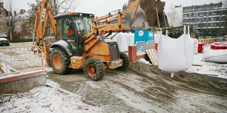 02.12.2020 Kielce. Budowa kompleksu boisk przy Szkole Podstawowej nr 25 w Kielcach / Wiktor Taszlow / Radio Kielce