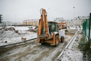 02.12.2020 Kielce. Budowa kompleksu boisk przy Szkole Podstawowej nr 25 w Kielcach / Wiktor Taszlow / Radio Kielce