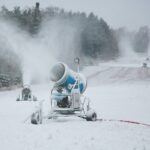 02.12.2020. Kielce. Naśnieżanie stoku narciarskiego „Na Stadionie” / Wiktor Taszłow / Radio Kielce