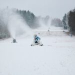 02.12.2020. Kielce. Naśnieżanie stoku narciarskiego „Na Stadionie” / Wiktor Taszłow / Radio Kielce