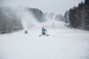 02.12.2020. Kielce. Naśnieżanie stoku narciarskiego „Na Stadionie” / Wiktor Taszłow / Radio Kielce