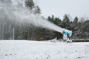 02.12.2020. Kielce. Naśnieżanie stoku narciarskiego „Na Stadionie” / Wiktor Taszłow / Radio Kielce