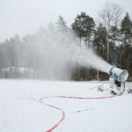 02.12.2020. Kielce. Naśnieżanie stoku narciarskiego „Na Stadionie” / Wiktor Taszłow / Radio Kielce