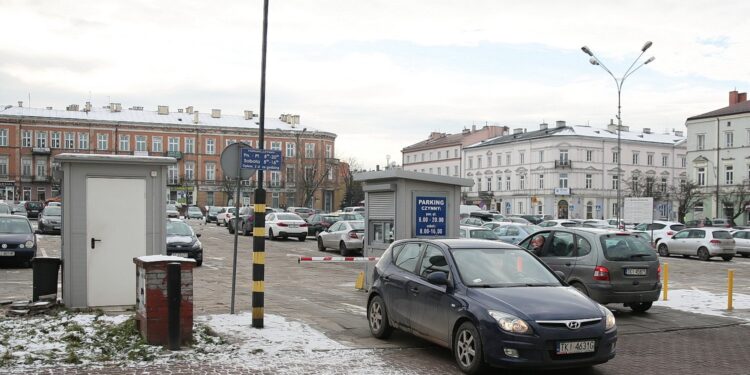 03.12.2020. Kielce. Parking na Placu Wolności / Wiktor Taszłow / Radio Kielce