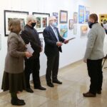 03.12.2020. Kielce. Wręczenie nagród w III Interdyscyplinarnym Konkursie Plastycznym dla osób niepełnosprawnych z terenu miasta Kielce i powiatu kieleckiego. Na zdjęciu (od lewej): Stanisława Zacharko-Łagowska - dyrektor BWA, Andrzej Neimitz - sekretarz  Rotary Klub Kielce, Zbigniew Sender - przewodniczący Rotary Klub Kielce, Adam Kozłowski / Wiktor Taszłow / Radio Kielce