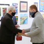 03.12.2020. Kielce. Wręczenie nagród w III Interdyscyplinarnym Konkursie Plastycznym dla osób niepełnosprawnych z terenu miasta Kielce i powiatu kieleckiego. Na zdjęciu (od lewej): Andrzej Neimitz - sekretarz  Rotary Klub Kielce, Adam Kozłowski / Wiktor Taszłow / Radio Kielce