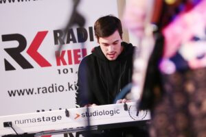 04.12.2020. Studio Gram Radia Kielce. Koncert zespołu Tom Holder / Wiktor Taszłow / Radio Kielce