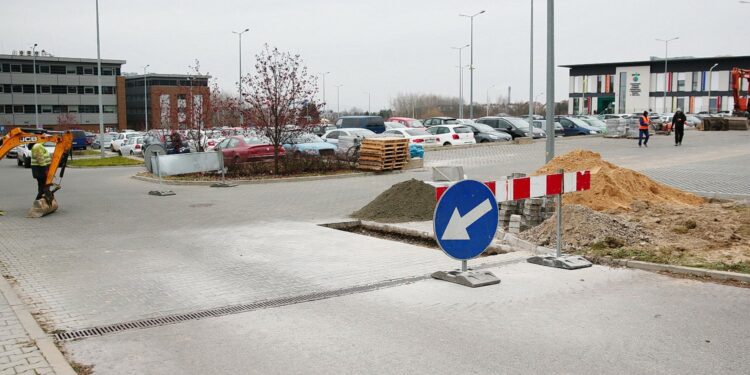 08.12.2020. Kielce. Parking przed Starostwem Powiatowym / Wiktor Taszłow / Radio Kielce