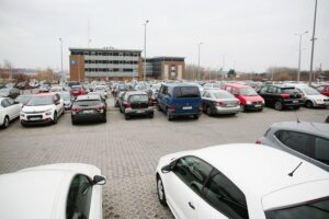 08.12.2020. Kielce. Parking przed Starostwem Powiatowym / Wiktor Taszłow / Radio Kielce