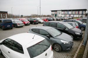 08.12.2020. Kielce. Parking przed Starostwem Powiatowym / Wiktor Taszłow / Radio Kielce