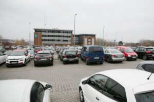 08.12.2020. Kielce. Parking przed Starostwem Powiatowym / Wiktor Taszłow / Radio Kielce