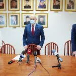 08.12.2020. Kielce. UJK może doktoryzować na kolejnym kierunku. Na zdjęciu (od lewej): dr Magdalena Molendowska - prodziekan ds. kształcenia, prof. dr hab. Stanisław Głuszek - rektor UJK, dr hab. Marek Leszczyński - kierownik katedry nauk o bezpieczeństwie / Wiktor Taszłow / Radio Kielce