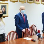 08.12.2020. Kielce. UJK może doktoryzować na kolejnym kierunku. Na zdjęciu (od lewej): dr Magdalena Molendowska - prodziekan ds. kształcenia, prof. dr hab. Stanisław Głuszek - rektor UJK, dr hab. Marek Leszczyński - kierownik katedry nauk o bezpieczeństwie / Wiktor Taszłow / Radio Kielce