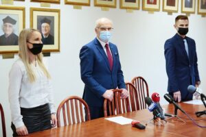 08.12.2020. Kielce. UJK może doktoryzować na kolejnym kierunku. Na zdjęciu (od lewej): dr Magdalena Molendowska - prodziekan ds. kształcenia, prof. dr hab. Stanisław Głuszek - rektor UJK, dr hab. Marek Leszczyński - kierownik katedry nauk o bezpieczeństwie / Wiktor Taszłow / Radio Kielce