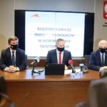 08.12.2020. Kielce. Konferencja w Świętokrzyskim Urzędzie Wojewódzkim. Na zdjęciu (od lewej): Andrzej Pruś - przewodniczący Sejmiku Województwa Świętokrzyskiego, Zbigniew Koniusz - wojewoda świętokrzyski, Andrzej Bętkowski - marszałek województwa świętokrzyskiego / Wiktor Taszłow / Radio Kielce