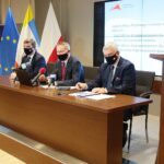 08.12.2020. Kielce. Konferencja w Świętokrzyskim Urzędzie Wojewódzkim. Na zdjęciu (od lewej): Andrzej Pruś - przewodniczący Sejmiku Województwa Świętokrzyskiego, Zbigniew Koniusz - wojewoda świętokrzyski, Andrzej Bętkowski - marszałek województwa świętokrzyskiego / Wiktor Taszłow / Radio Kielce