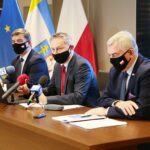 08.12.2020. Kielce. Konferencja w Świętokrzyskim Urzędzie Wojewódzkim. Na zdjęciu (od lewej): Andrzej Pruś - przewodniczący Sejmiku Województwa Świętokrzyskiego, Zbigniew Koniusz - wojewoda świętokrzyski, Andrzej Bętkowski - marszałek województwa świętokrzyskiego / Wiktor Taszłow / Radio Kielce