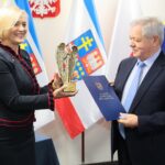 10.12.2020. Kielce. Świętokrzyski Anioł Dobroci - wręczenie statuetek. Na zdjęciu (od lewej): Renata Janik - wicemarszałek województwa świętokrzyskiego, Longin Bokwa - przedsiębiorca, prezes Kopalni Dolomitu w Sandomierzu / Wiktor Taszłow / Radio Kielce