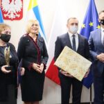 10.12.2020. Kielce. Świętokrzyski Anioł Dobroci - wręczenie statuetek. Na zdjęciu (od lewej): Grażyna Łęska – Baranowicz - dyrektor Domu Pomocy Społecznej im. Florentyny Malskiej w Kielcach, Renata Janik - wicemarszałek województwa świętokrzyskiego, Zdzisław Łakomiec - radny, Marcin Piwnik - starosta sandomierski / Wiktor Taszłow / Radio Kielce