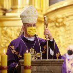 13.12.2020. Kielce. Msza święta w kieleckiej katedrze w intencji ofiar stanu wojennego i Ojczyzny. Na zdjęciu: Jan Piotrowski - biskup kielecki / Wiktor Taszłow / Radio Kielce