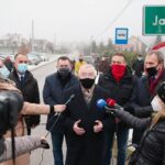 11.12.2020. Janów. Konferencja. Na zdjęciu (od lewej): Sławomir Staszewski - sołtys Janowa, Cezary Majcher - członek zarządu powiatu, Krzysztof Lipiec - poseł, Mirosław Gębski - starosta kielecki, Zbigniew Piątek - wójt gminy Piekoszów / Wiktor Taszłow / Radio Kielce