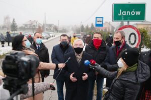 11.12.2020. Janów. Konferencja. Na zdjęciu (od lewej): Sławomir Staszewski - sołtys Janowa, Cezary Majcher - członek zarządu powiatu, Krzysztof Lipiec - poseł, Mirosław Gębski - starosta kielecki, Zbigniew Piątek - wójt gminy Piekoszów / Wiktor Taszłow / Radio Kielce