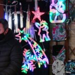 12.12.2020. Kielce. Dekoracje świąteczne na targowisku miejskim / Wiktor Taszłow / Radio Kielce