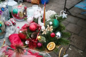 12.12.2020. Kielce. Dekoracje świąteczne na targowisku miejskim / Wiktor Taszłow / Radio Kielce