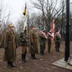 13.12.2020. Łopuszno. 77. rocznica rozstrzelania 15 Polaków przez hitlerowców. Na zdjęciu (pierwszy z lewej): Dionizy Krawczyński - prezes Stowarzyszenia Rekonstrukcji Historycznych „Jodła” / Wiktor Taszłow / Radio Kielce