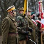 13.12.2020. Łopuszno. 77. rocznica rozstrzelania 15 Polaków przez hitlerowców. Na zdjęciu (pierwszy z lewej): Dionizy Krawczyński - prezes Stowarzyszenia Rekonstrukcji Historycznych „Jodła” / Wiktor Taszłow / Radio Kielce