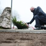 13.12.2020. Łopuszno. 77. rocznica rozstrzelania 15 Polaków przez hitlerowców. Na zdjęciu: Rafał Nowak - wicewojewoda świętokrzyski / Wiktor Taszłow / Radio Kielce