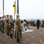 13.12.2020. Łopuszno. 77. rocznica rozstrzelania 15 Polaków przez hitlerowców. Na zdjęciu (pierwszy z prawej): Dionizy Krawczyński - prezes Stowarzyszenia Rekonstrukcji Historycznych „Jodła” / Wiktor Taszłow / Radio Kielce