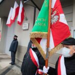 13.12.2020. Kielce. Obchody 39. rocznicy wprowadzenia stanu wojennego w Polsce. Złożenie kwiatów przed tablicą okolicznościową na budynku Aresztu Śledczego / Wiktor Taszłow / Radio Kielce