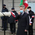 13.12.2020. Kielce. Obchody 39. rocznicy wprowadzenia stanu wojennego w Polsce. Złożenie kwiatów przed tablicą okolicznościową na budynku Aresztu Śledczego. Na zdjęciu: Krzysztof Słoń - senator PiS / Wiktor Taszłow / Radio Kielce