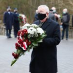 13.12.2020. Kielce. Obchody 39. rocznicy wprowadzenia stanu wojennego w Polsce. Złożenie kwiatów przed tablicą okolicznościową na budynku Aresztu Śledczego. Na zdjęciu: poseł Krzysztof Lipiec - lider świętokrzyskich struktur PiS / Wiktor Taszłow / Radio Kielce