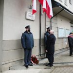 13.12.2020. Kielce. Obchody 39. rocznicy wprowadzenia stanu wojennego w Polsce. Złożenie kwiatów przed tablicą okolicznościową na budynku Aresztu Śledczego / Wiktor Taszłow / Radio Kielce