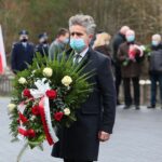 13.12.2020. Kielce. Obchody 39. rocznicy wprowadzenia stanu wojennego w Polsce. Złożenie kwiatów przed tablicą okolicznościową na budynku Aresztu Śledczego. Na zdjęciu: Krzysztof Słoń - senator PiS / Wiktor Taszłow / Radio Kielce
