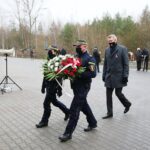 13.12.2020. Kielce. Obchody 39. rocznicy wprowadzenia stanu wojennego w Polsce. Złożenie kwiatów przed tablicą okolicznościową na budynku Aresztu Śledczego. Na zdjęciu: Bogdan Wenta - prezydent Kielc / Wiktor Taszłow / Radio Kielce