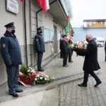 13.12.2020. Kielce. Obchody 39. rocznicy wprowadzenia stanu wojennego w Polsce. Złożenie kwiatów przed tablicą okolicznościową na budynku Aresztu Śledczego. Na zdjęciu: Andrzej Bętkowski - marszałek województwa świętokrzyskiego / Wiktor Taszłow / Radio Kielce