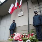 13.12.2020. Kielce. Obchody 39. rocznicy wprowadzenia stanu wojennego w Polsce. Złożenie kwiatów przed tablicą okolicznościową na budynku Aresztu Śledczego / Wiktor Taszłow / Radio Kielce