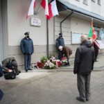 13.12.2020. Kielce. Obchody 39. rocznicy wprowadzenia stanu wojennego w Polsce. Złożenie kwiatów przed tablicą okolicznościową na budynku Aresztu Śledczego / Wiktor Taszłow / Radio Kielce