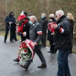 13.12.2020. Kielce. Obchody 39. rocznicy wprowadzenia stanu wojennego w Polsce. Złożenie kwiatów przed tablicą okolicznościową na budynku Aresztu Śledczego / Wiktor Taszłow / Radio Kielce