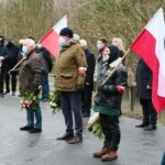 13.12.2020. Kielce. Obchody 39. rocznicy wprowadzenia stanu wojennego w Polsce. Złożenie kwiatów przed tablicą okolicznościową na budynku Aresztu Śledczego / Wiktor Taszłow / Radio Kielce
