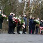 13.12.2020. Kielce. Obchody 39. rocznicy wprowadzenia stanu wojennego w Polsce. Złożenie kwiatów przed tablicą okolicznościową na budynku Aresztu Śledczego / Wiktor Taszłow / Radio Kielce