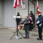 13.12.2020. Kielce. Obchody 39. rocznicy wprowadzenia stanu wojennego w Polsce. Złożenie kwiatów przed tablicą okolicznościową na budynku Aresztu Śledczego / Wiktor Taszłow / Radio Kielce