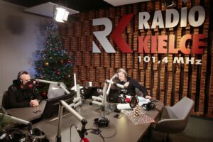 14.12.2020 Radio Kielce. Pierwszy dzień akcji „Choinka pod choinkę 2020”. Szymon Wydra i Paweł Solarz / Wiktor Taszłow / Radio Kielce