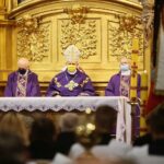 13.12.2020. Kielce. Msza święta w kieleckiej katedrze w intencji ofiar stanu wojennego i Ojczyzny. Na zdjęciu (w środku): Jan Piotrowski - biskup kielecki / Wiktor Taszłow / Radio Kielce