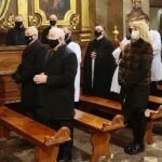 13.12.2020. Kielce. Msza święta w kieleckiej katedrze w intencji ofiar stanu wojennego i Ojczyzny. Na zdjęciu (od lewej): Andrzej Bętkowski - marszałek województwa świętokrzyskiego, poseł Krzysztof Lipiec - lider świętokrzyskich struktur PiS, Małgorzata Pruś - dyrektor biura poselskiego Krzysztofa Lipca / Wiktor Taszłow / Radio Kielce