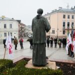 13.12.2020. Kielce. Obchody 39. rocznicy wprowadzenia stanu wojennego w Polsce. Złożenie kwiatów przed pomnikiem bł. ks. Jerzego Popiełuszki / Wiktor Taszłow / Radio Kielce